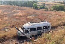 मुंबई–गोवा महामार्गावर अपघात ; पुणे – खेड ट्रॅव्हलर 45 फूट खोल दरीत कोसळली; 22 प्रवासी जखमी