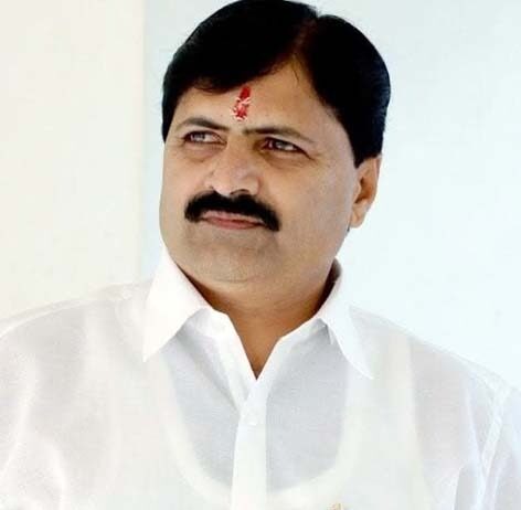 डेरवण ; त्या कुटुंबियांसाठी प्रशांत यादव ठरले आधारस्तंभ..वादळात उद्धवस्त झालेल्या घराची अवघ्या २४ तासात दुरुस्ती!