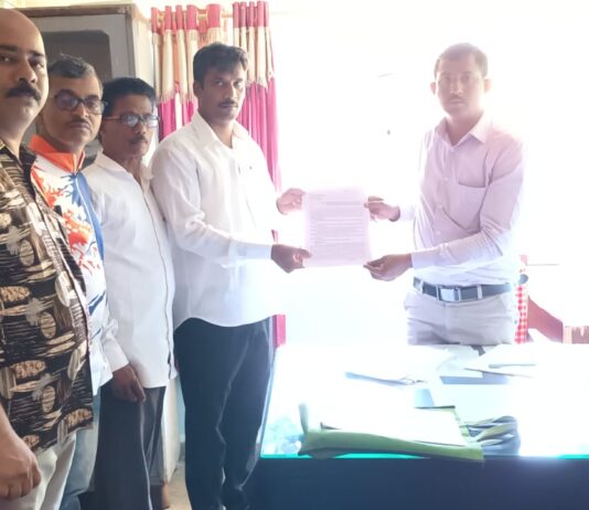 गुहागर ; काय करायचे ते करा “अधिकारी माझ्या खिशात ‘ शिक्षकाचा पालकांसमोर तोरा ..