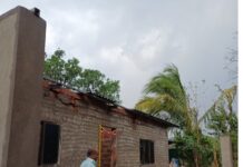 डेरवण ; त्या कुटुंबियांसाठी प्रशांत यादव ठरले आधारस्तंभ..वादळात उद्धवस्त झालेल्या घराची अवघ्या २४ तासात दुरुस्ती!