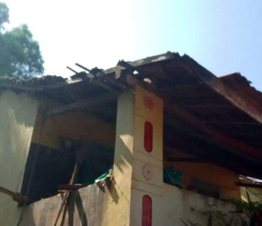 दुर्घटना झाल्यावरच जागे होणार का प्रशासन? वाकी शाळेच्या मोडकळीस आलेल्या वर्गखोल्यांवर संताप”