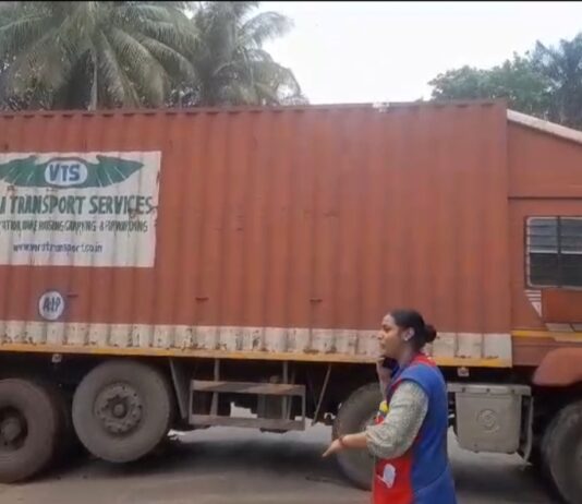 चिपळूण ; रिलायन्स स्मार्टसमोर कंटेनर अडवा ; वाहतूक तासभर ठप्प