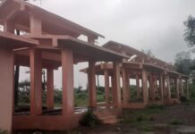 गुहागर ; “लाखोंची वैकुंठभूमी… पण अंत्यसंस्कार मात्र पावसात!”