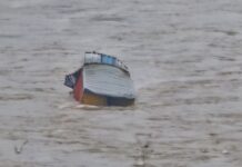 जगबुडी नदीत मॅगीने भरलेला कंटेनर कोसळला; नदीपात्रात मॅगीच मॅगी