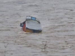 जगबुडी नदीत मॅगीने भरलेला कंटेनर कोसळला; नदीपात्रात मॅगीच मॅगी