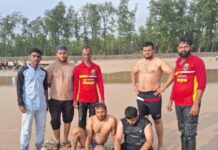 गुहागर समुद्रकिनारी थरार! दोन पर्यटक बुडण्याच्या स्थितीत; जीवक्षकांनी केले धाडसी बचावकार्य