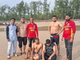 गुहागर समुद्रकिनारी थरार! दोन पर्यटक बुडण्याच्या स्थितीत; जीवक्षकांनी केले धाडसी बचावकार्य