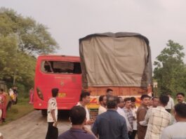 गुहागर–चिपळूण मार्गावर काजळी येथे बसला ट्रकची धडक; मोठा अपघात टळला