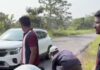 चिपळूण–गुहागर मार्गावरील धोकादायक खड्डे घोणसरे नवतरुण मित्र मंडळाने श्रमदानातून बुजवले