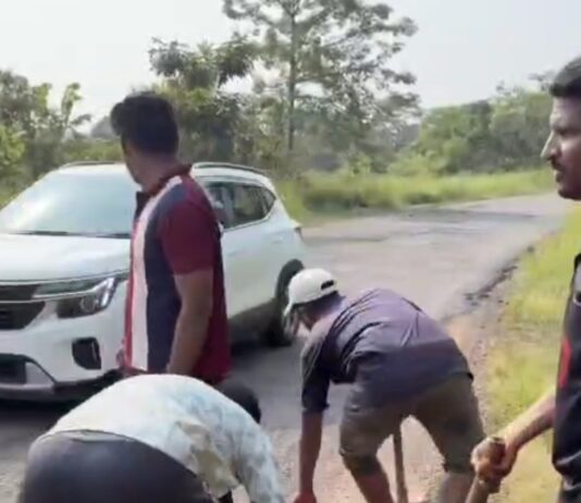 चिपळूण–गुहागर मार्गावरील धोकादायक खड्डे घोणसरे नवतरुण मित्र मंडळाने श्रमदानातून बुजवले